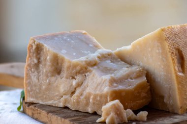 Geleneksel İtalyan yemekleri - 36 aylık mağaralarda Parma, Parmigiano-Reggiano, İtalya 'dan İtalyan parmesanlı sert inek sütlü peyniri