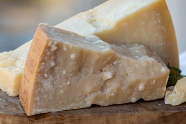 Geleneksel İtalyan yemekleri - 36 aylık mağaralarda Parma, Parmigiano-Reggiano, İtalya 'dan İtalyan parmesanlı sert inek sütlü peyniri
