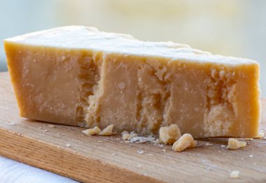 Geleneksel İtalyan yemekleri - 36 aylık mağaralarda Parma, Parmigiano-Reggiano, İtalya 'dan İtalyan parmesanlı sert inek sütlü peyniri