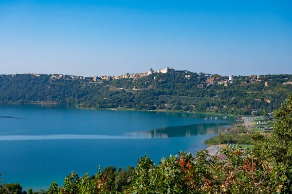 Castel Gandolfo, yazın Roma yakınlarındaki İtalya 'nın Castelli Romani kentinde volkanik krater gölü Albano' ya bakan yeşil Alban tepelerini görüyor.