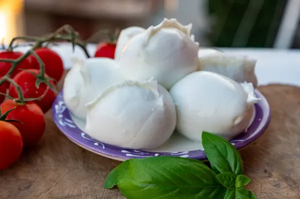Białe Małe Kulki Włoskiego Sera Miękkiego Mozzarella Bufala Campana Serwowane — Zdjęcie stockowe