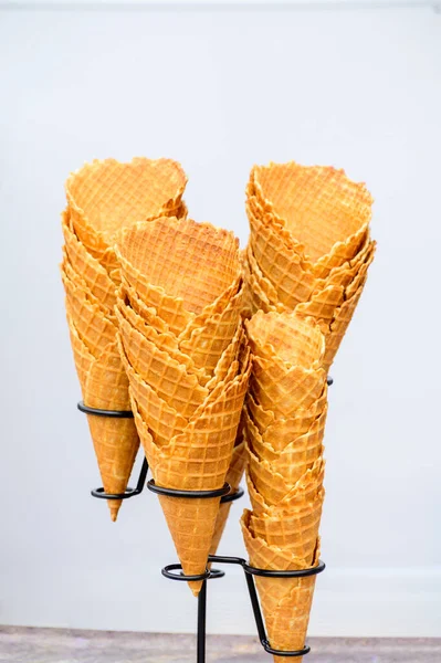 Свежая Выпечка Пустые Конусы Мороженого Пищевой Фон — стоковое фото