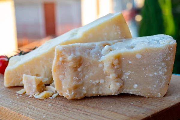 Traditionelle Italienische Küche Monate Höhlen Gereifter Italienischer Parmesan Hartmilchkäse Aus — Stockfoto