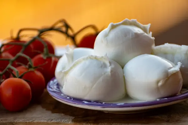 Weiße Kleine Bällchen Italienischen Weichkäse Mozzarella Bufala Campana Serviert Mit — Stockfoto