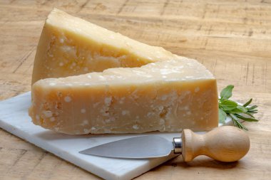 Peynir koleksiyonu, sert olgunlaşmış sarı İtalyan peyniri parmesan ya da Parmegiano reggiano yakın plan.
