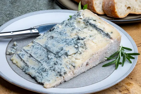 奶酪收集 一块意大利蓝奶酪Gorgonzola Picante蓝色霉菌从意大利北部关闭 — 图库照片