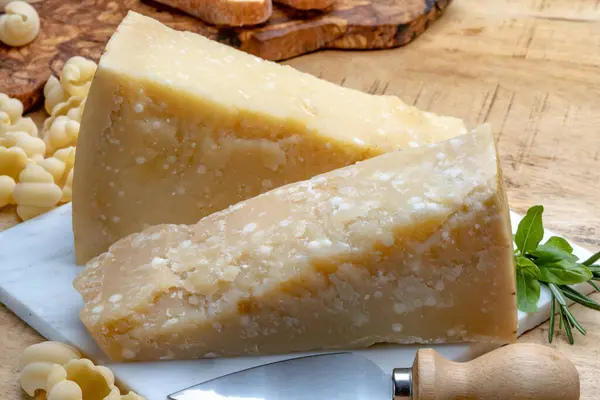 Peynir koleksiyonu, sert olgunlaşmış sarı İtalyan peyniri parmesan ya da Parmegiano reggiano yakın plan.