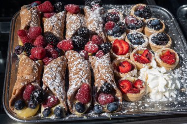 Çilekli Nemi, Castelli Romani, İtalya 'daki antik kentte taze yaban çilekli ve ahudududulu kekler.