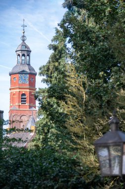 Hollanda 'nın Gelderland kentindeki küçük tarihi şehrin sokakları ve eski evleri güneşli bir günde yanar.