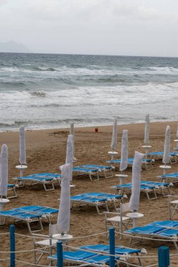 Ortaçağ 'ın küçük turistik kıyı kasabası Sperlonga' nın kumlu sahillerinde fırtına ve yaz tatillerinde gündoğumunda Latin, İtalya 'da deniz kıyıları