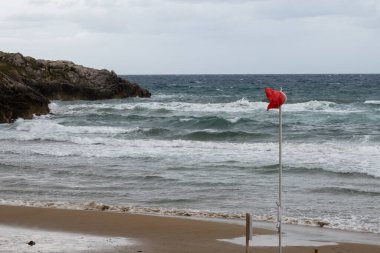 Ortaçağ 'ın küçük turistik kıyı kasabası Sperlonga' nın kumlu sahillerinde fırtına ve yaz tatillerinde gündoğumunda Latin, İtalya 'da deniz kıyıları