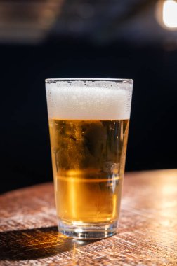 Eski İngiliz barında servis edilen soğuk taze İngiliz birası ve lager birası.