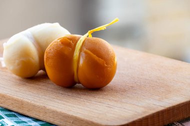 İtalyan yarı sert el yapımı tütsülenmiş ve beyaz scamorza peyniri, Apulia ya da Calabria bölgelerinden gelen inek sütünden.