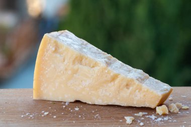 Geleneksel İtalyan yemekleri - 36 aylık mağaralarda Parma, Parmigiano-Reggiano, İtalya 'dan İtalyan parmesanlı sert inek sütlü peyniri