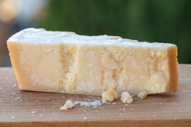 Geleneksel İtalyan yemekleri - 36 aylık mağaralarda Parma, Parmigiano-Reggiano, İtalya 'dan İtalyan parmesanlı sert inek sütlü peyniri