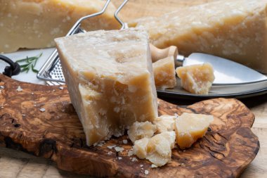 Peynir koleksiyonu, 60 aylık, sarı İtalyan peyniri parmesan ya da parmesanlı reggiano yakın plan.