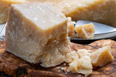 Peynir koleksiyonu, 60 aylık, sarı İtalyan peyniri parmesan ya da parmesanlı reggiano yakın plan.