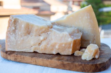 Geleneksel İtalyan yemekleri - 36 aylık mağaralarda Parma, Parmigiano-Reggiano, İtalya 'dan İtalyan parmesanlı sert inek sütlü peyniri