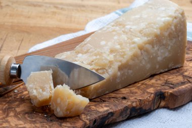 Peynir koleksiyonu, sert olgunlaşmış sarı İtalyan peyniri parmesan ya da Parmegiano reggiano yakın plan.