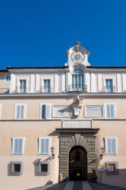 Papa 'nın yazlık evi Castel Gandolfo' nun dar sokaklarında yürürken, yazın İtalya 'nın Castelli Romani kentinde volkanik göl Arnavutları' na tepeden bakan yeşil Alban tepelerini görüyor.