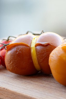 İtalyan yarı sert el yapımı tütsülenmiş ve beyaz scamorza peyniri, Apulia ya da Calabria bölgelerinden gelen inek sütünden.