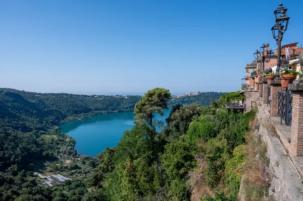 Küçük tarihi kasaba Nemi, volkanik krater gölü manzaralı yeşil Alban tepeleri manzaralı Nemi, Castelli Romani, İtalya yazın Roma yakınlarındaki