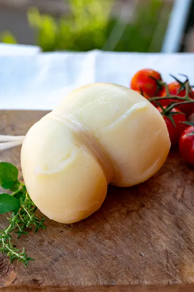 イタリアの半ハードハンドメイドホワイトスカモルザチーズ アプリアまたはカラブリアの地域からの牛乳から近い — ストック写真