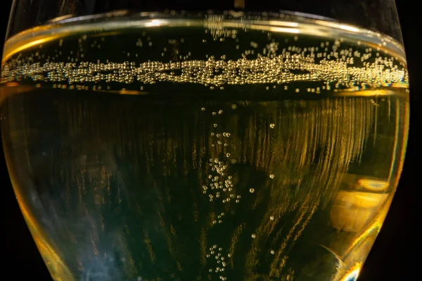 Склянка Французького Ігристого Шампанського Бульбашками Темному Фоні Золоті Бульбашки Крупним — стокове фото