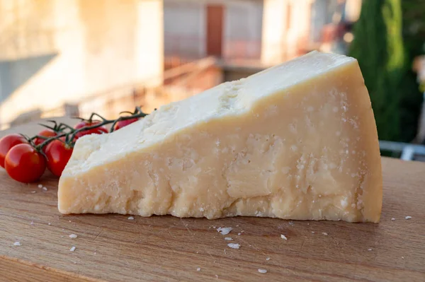 伝統的なイタリア料理 イタリアの洞窟で36ヶ月熟成 パルマ パルミジャーノ レジジャーノ イタリアのハード牛乳チーズ — ストック写真