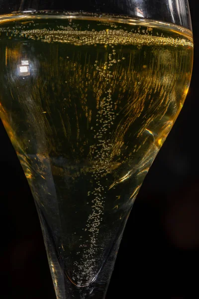Verre Champagne Mousseux Français Avec Bulles Sur Fond Sombre Bulles — Photo