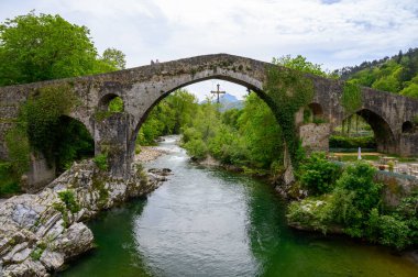 Cangas de Onis, eski Roma harabeleri ve köprüsü olan dağ köyü, Picos de Europa dağları, Asturias, İspanya 'nın kuzeyi.