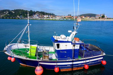 Panoramik manzara, Costa Verde 'de tatil, Asturias' ın yeşil kıyısı, Ribadesella köyü, İspanya 'nın kuzeyindeki kumlu plajlar..