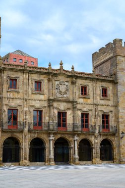 Gijon 'da, Asturias' ta, İspanya 'da eski kentte yürüyüş, evler manzarası