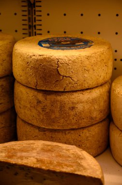 İnek, keçi ve koyun kavunundan yapılmış farklı Asturias, Kuzey İspanya 'daki peynir dükkanında sergilenmekte olan farklı Asturian peynirleri.