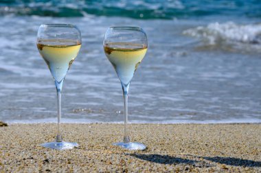 Provence 'de yaz zamanı, iki bardak soğuk şampanya. Güneşli bir günde Saint-Tropez yakınlarındaki kumlu plajda köpüklü şarap. Var Bölümü, Fransa' da tatil.