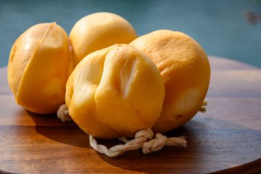 İtalyan yarı sert el yapımı tütsülenmiş scamorza peyniri, Apulia ya da Calabria bölgelerinden alınan inek sütünden.