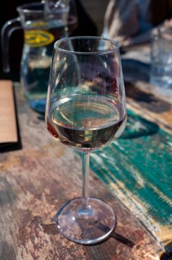 Pinot Grigio 'nun soğuk şarabını içmek, Kuzey Hollanda' da, Hollanda 'nın kumlu sahillerindeki plaj kafesinde servis yapmak,