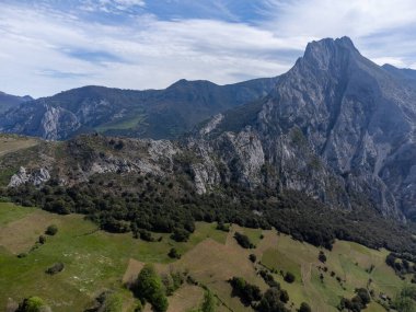 Yeşil Liebana Vadisi 'nin havadan görünüşü, evler ve dağlar, Cantabria, İspanya.