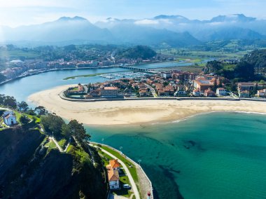 Havadan panoramik manzara, Costa Verde 'de tatil, Asturias' ın yeşil kıyısı, Ribadesella köyü, İspanya 'nın kuzeyinde kumlu plajlar..