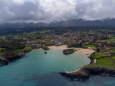 Asturias 'ın Yeşil Sahili' nde tatil. İspanya 'nın kuzeyinde kumlu plajlı Celorio köyü yakınlarında hava manzarası..