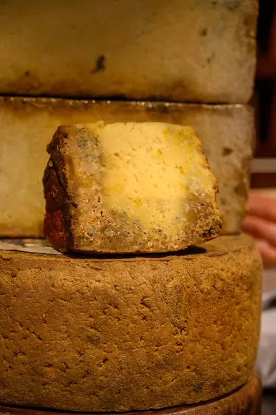 農家チーズショップ アストゥリアス 北スペインで展示されている牛 羊のメルクから作られた異なるアストゥリアンチーズ クローズアップ — ストック写真