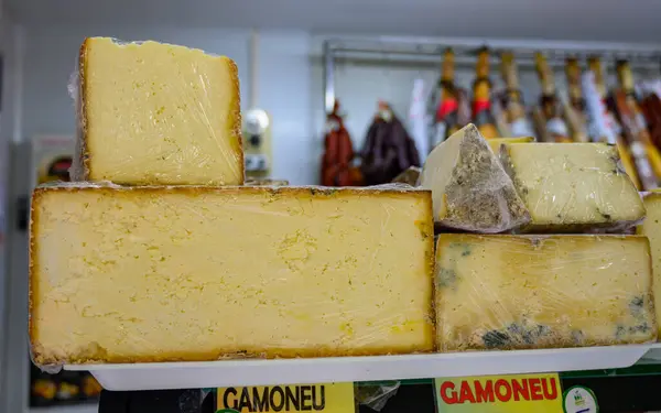 位于西班牙北部阿斯图里亚斯市的农民奶酪店展出了用奶牛 山羊和羊皮制成的不同阿斯图里亚斯奶酪 — 图库照片