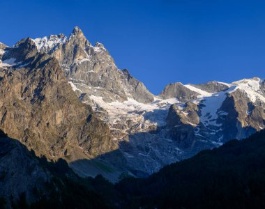 La Grave La Meije Kayak Merkezi, Alpler 'de benzersiz, güneşli yaz mevsiminde Fransa' nın La Meije, Massif des Ecrins, Hautes Alpes tepelerinde tek katlı yamaçlı, serbest, manzaralı.