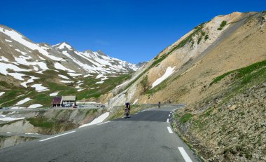 Col de Lautaret 'ten Col du Calibier' e, Dağlar 'a ve yazın Massif des Ecrins, Hautes Alpes, Fransa' nın yeşil dağlık manzarasına dar dağlar.