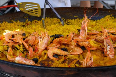 Fransa 'da sokak yemekleri, taze rengarenk paella pilav ve deniz ürünleri sokak pazarında yenmeye hazır.