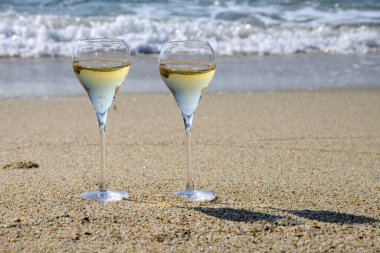 Provence 'de yaz zamanı, iki bardak soğuk şampanya. Güneşli bir günde Saint-Tropez yakınlarındaki kumlu plajda köpüklü şarap. Var Bölümü, Fransa' da tatil.