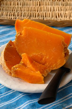 Fransız peyniri Mimolette 'in parçaları, Lille' de özel peynir akarları tarafından yapılan grimsi körfezle üretiliyor.