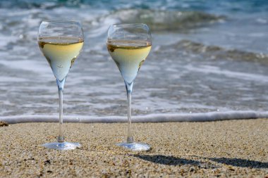 Provence 'de yaz zamanı, iki bardak soğuk şampanya. Güneşli bir günde Saint-Tropez yakınlarındaki kumlu plajda köpüklü şarap. Var Bölümü, Fransa' da tatil.