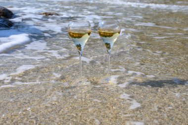 Provence 'de yaz zamanı, iki bardak soğuk şampanya. Güneşli bir günde Saint-Tropez yakınlarındaki kumlu plajda köpüklü şarap. Var Bölümü, Fransa' da tatil.