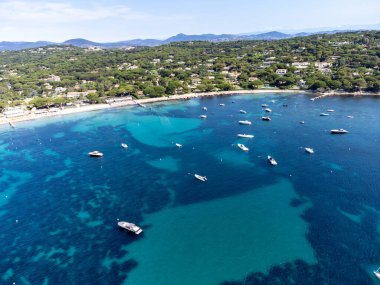 Saint-Tropez yakınlarındaki efsanevi Pampelonne sahilinin berrak mavi suları Fransız Riviera, Fransa, Cote d 'Azur' un beyaz kumlu sahillerinde yaz tatili.